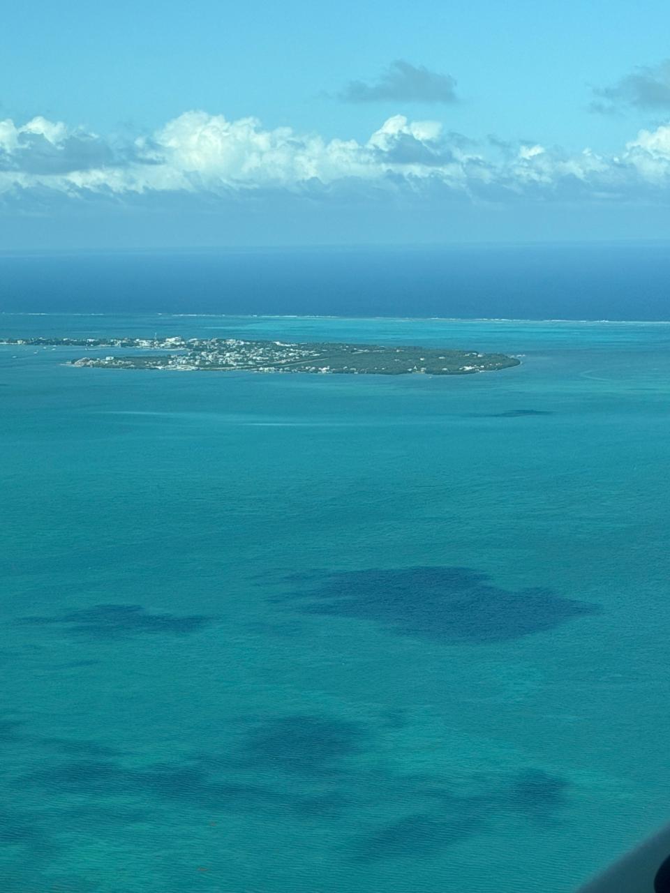 Aerial view of a Colombian Caribbean island — Colombia Celestial