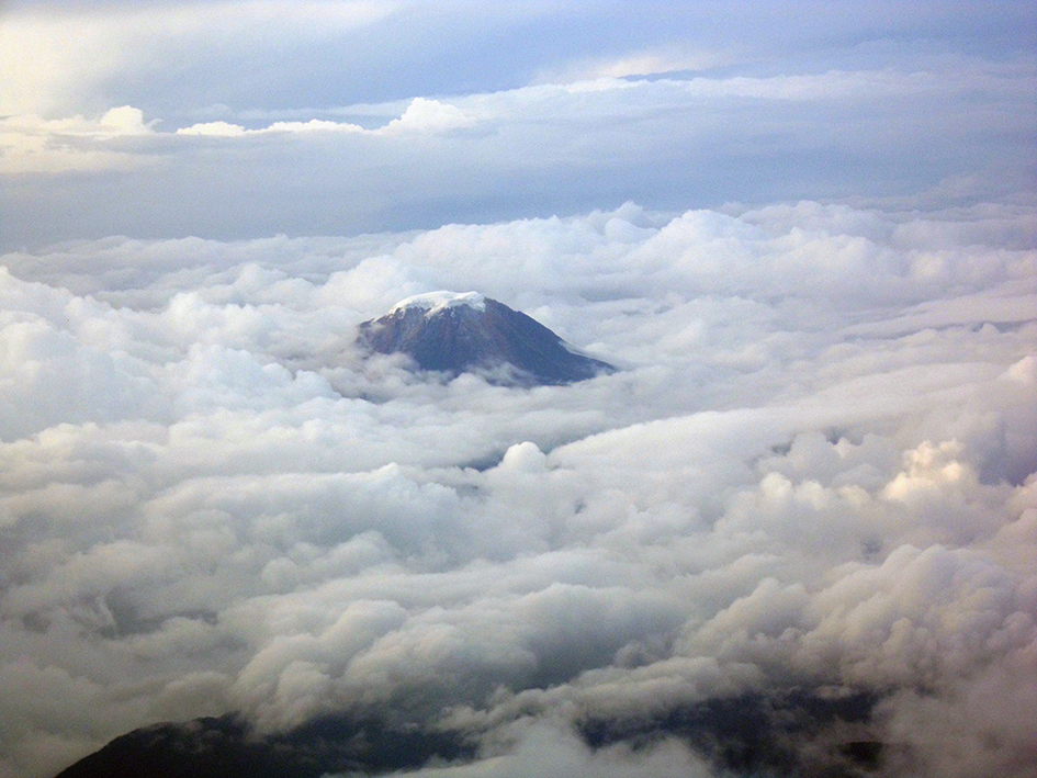 Nevado del Tolima asomando sobre las nubes — fotografía aérea, Colombia Celestial
